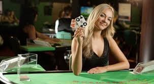 Antarmuka aplikasi sukabet78 di perangkat Android menampilkan sportsbook dan live dealer tables